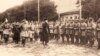 Гетьман Павло Скоропадський оглядає сірожупанників. Позаду гетьмана – військовий міністр Української Держави Олександр Рогоза. Київ, Катерининська вулиця, 27 серпня 1918 року