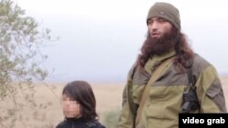"Ислам мамлекети" тобунун согушкерлери буга чейин "орусиялык тыңчы" делген эки адамды кичине балага аттырганы тууралуу видео тараган.  
