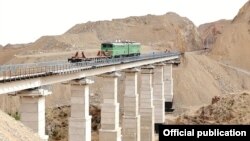 Железная дорога Ангрен — Пап, соединяющая Ташкентскую область с Ферганской долиной Узбекистана.