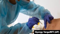 Коронавируска каршы эмдөө. (Иллюстрациялык сүрөт)