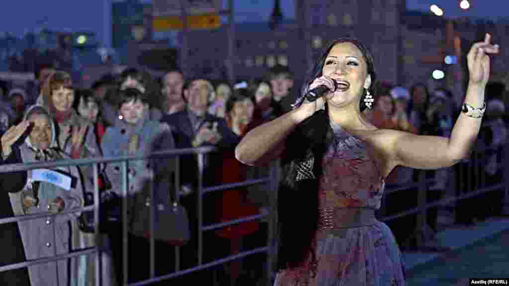 Камал театры каршында яңа сезон ачу тантанасы. Алинә Шәрипҗанова җырлый.&nbsp;