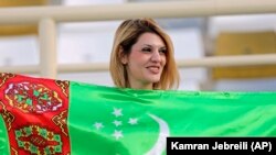یک هوادار تیم ملی فوتبال ترکمنستان در مسابقات جام ملت‌های آسیا.