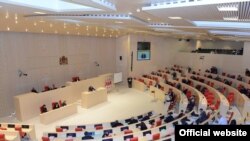 Согласно закону об Общественном вещателе, парламент обязан утвердить полный состав членов попечительского совета в течение трех дней после получения списка кандидатов