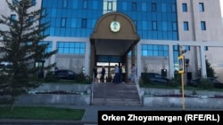 У офиса Центральной избирательной комиссии в Астане. 