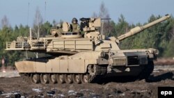 Польский танк 2А4 "Леопард" на совместных американо-польских учениях на балтийском побережье Польши. Ноябрь 2015 года
