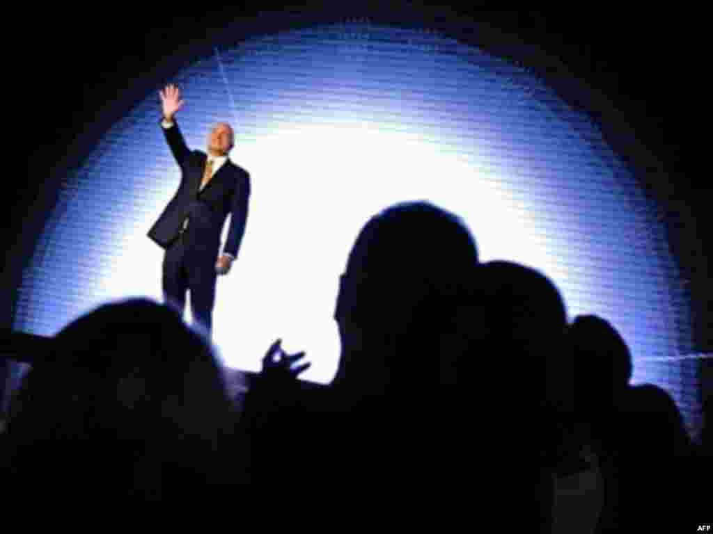 Найстарший кандидат - На з’їзді Республіканської партії 4 вересня 2008 року, що відбувся в місті Сент-Полі в штаті Міннесота, сенатора від штату Арізона Джона МакКейна офіційно висунули кандидатом на голову держави. 72-річний Джон МакКейн став найстаршим кандидатом в історії США, який балотується на перший термін президентства. Разом із ним кандидатом на посаду віце-президента делегати з’їзду Республіканської партії висунули 44-річну Сару Пейлін, губернатора штату Аляска. Вперше на цю посаду від республіканців висунуто жінку. Виступаючи перед делегатами з’їзду, МакКейн пообіцяв у випадку обрання «змінити Вашингтон». Він заявив, що не залишить проблеми країни наступному поколінню.