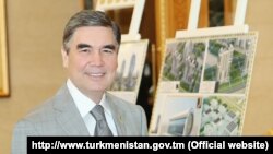 Prezident G.Berdimuhamedow Aşgabat-sitiniň taslamalary bilen tanyşýar. 24-nji iýul, 2019 ý. TDH-nyň suraty.