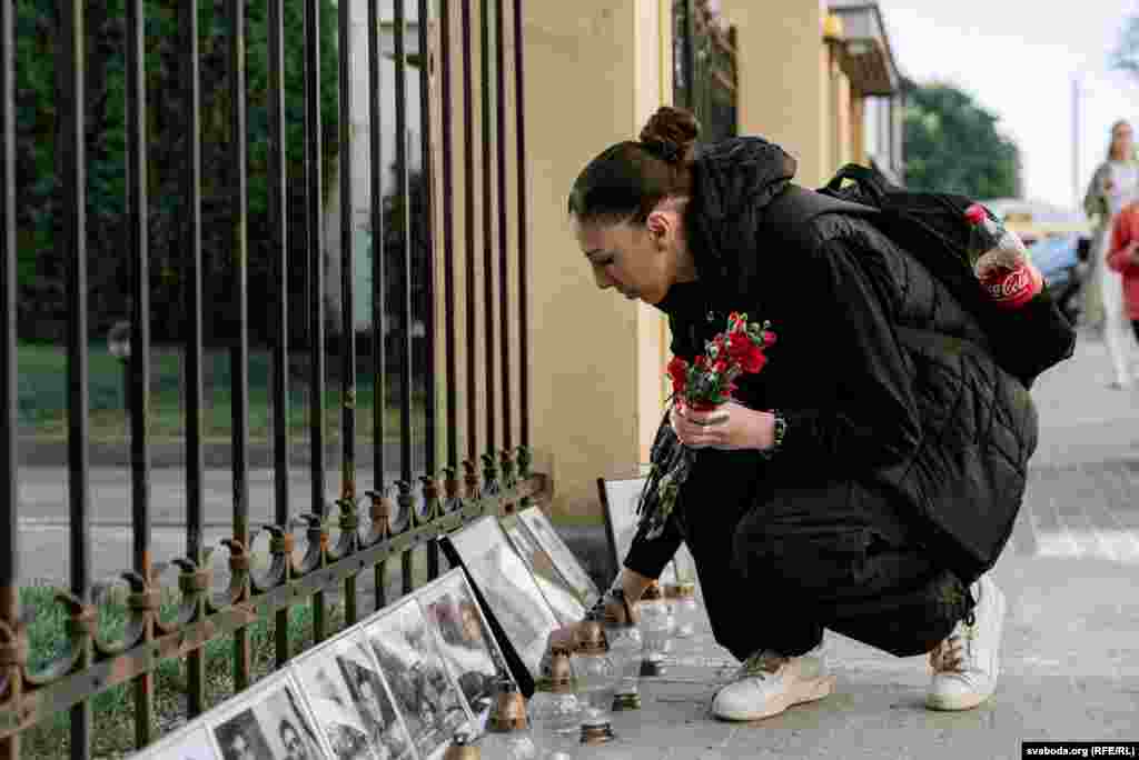 Ускладаньне кветак да партрэтаў ахвяраў рэжыму Лукашэнкі