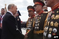 Președintele rus Vladimir Putin i-a felicitat pe ofițerii nord-coreeni în Piața Roșie după parada militară de Ziua Victoriei din centrul Moscovei, pe 9 mai 2025.