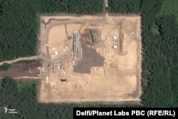 Усходні ўчастак будаўніцтва вайсковага аб’екту каля вёскі Паўлаўка. Спадарожнікавы здымак 13 жніўня 2025 году