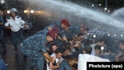 Падчас разгону дэманстрантаў у Ерэване, 23 чэрвеня 2015 году