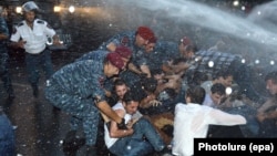 Ոստիկանները ցրում են բողոքի ակցիան, Երևան, 23-ը հունիսի, 2015թ․
