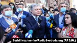 П'ятий президент України Петро Порошенко біля будівлі ДБР. Київ, 10 червня 2020 року