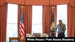 Президент США Барак Обама говорит по телефону. Вашингтон, 1 марта 2014 года. 