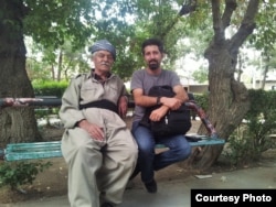 برهان احمدی (راست) به همراه قادر مولان‌پور در رشه‌هرمه. آقای مولان‌پور در حمله شیمیایی، همسر، نوزادی که پس از حمله به دنیا آمد و سه فرزند دیگرش را از دست داد