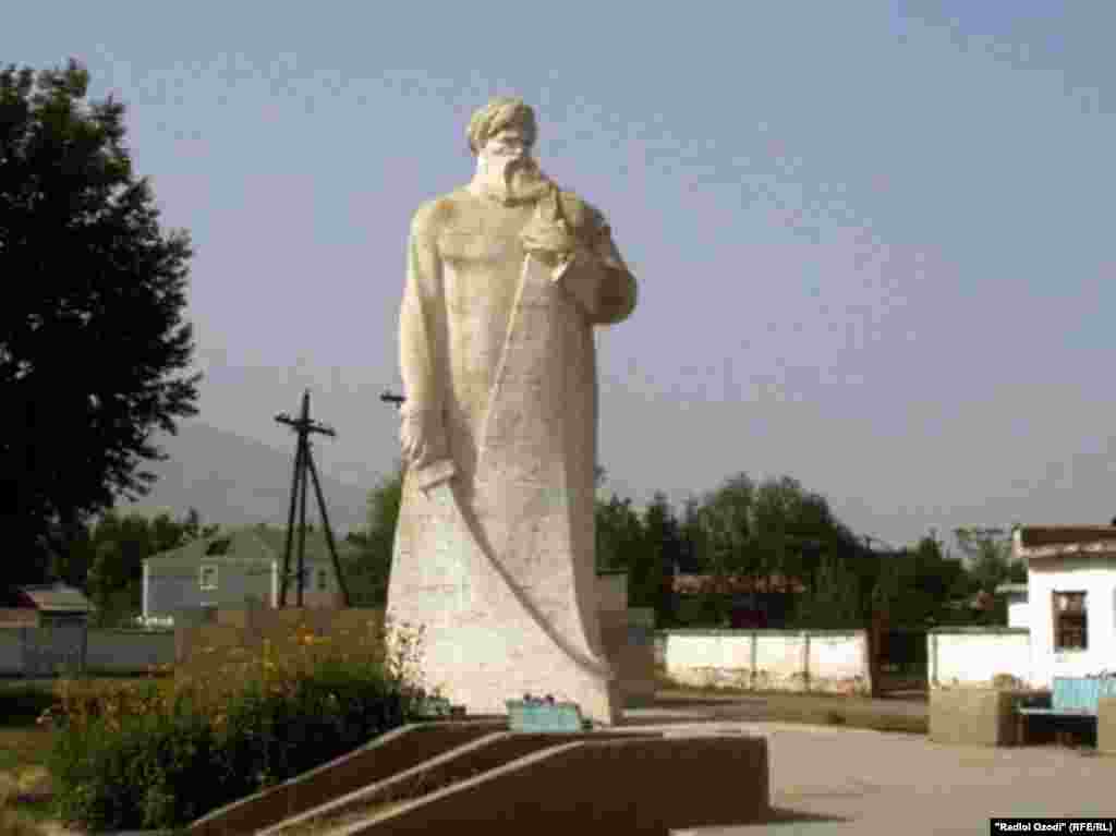 Ҳайкали Восеъ дар маркази ноҳияи Восеъ