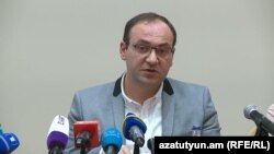 Бывший заместитель руководителя аппарата Национального собрания Арсен Бабаян на пресс-конференции, Ереван, 14 ноября 2019 г.