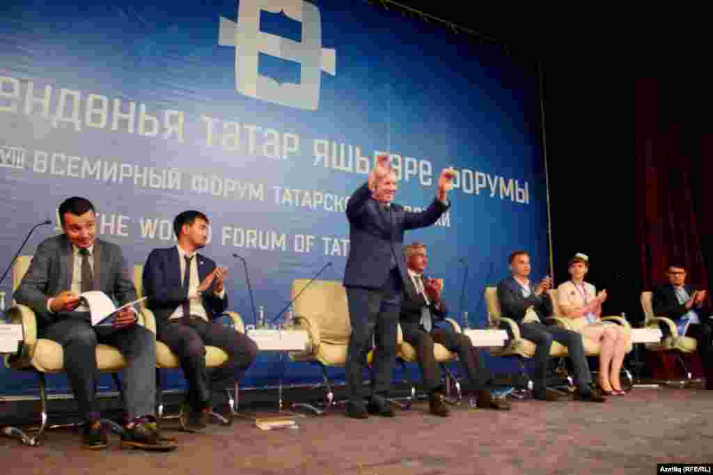 Президиум, сулдан уңга: Тимур Сөләйманов, Әлфрид Бостанов, Ринат Закиров, Васыйл Шәйхразиев, Тәбрис Яруллин, Элина Пауль, Айдар Шәйхин