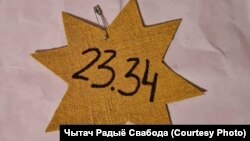 Жоўтая зорка зь лічбамі 23.34 -- нумар адміністрацыйнага артыкулу, па якім часта асуджаюць пратэстоўцаў 