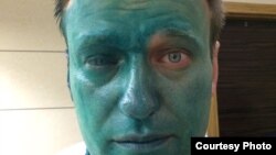 Алексей Навальний ҳужумдан сўнг. 2017 йил, 27 апрел.