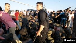 گروهی از سربازان بازداشت‌شده در پی کودتای نافرجام