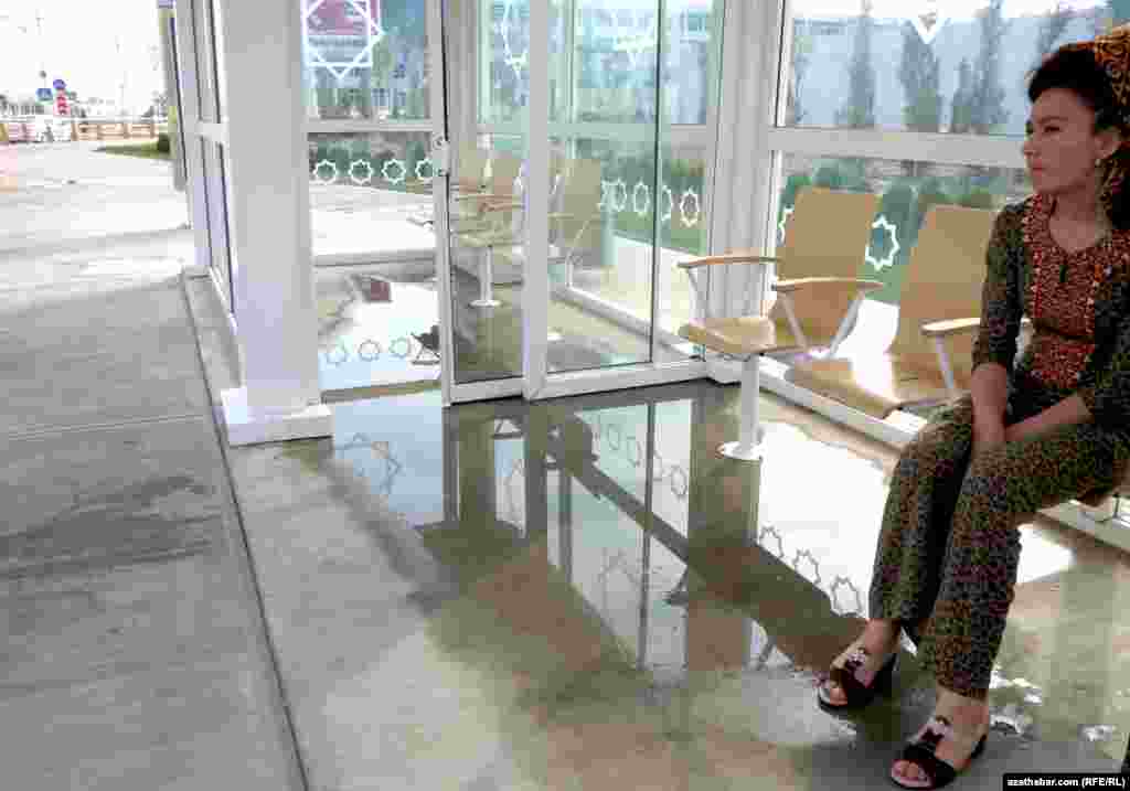 Aşgabat şäheriniň Gagarin köçesiniň ugrunda gurlan täze awtobus duralgasy. Bu ýere ýagyn suwlarynyň üýşýändigini görse bolýar.