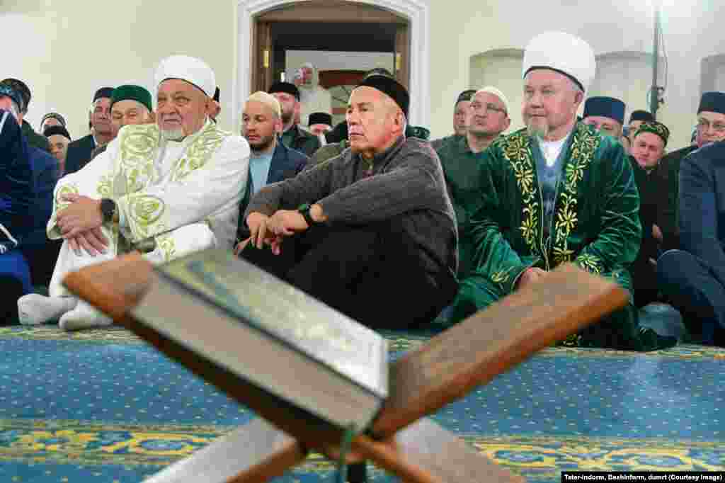 Кукмараның төзекләндерелгән тарихи Мәчкәрә мәчетендә Корбан гаетендә Татарстан президенты Рөстәм Миңнеханов катнашты. Татмедиа фотосы