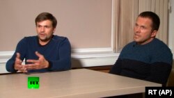 Ռուսաստան - Որպես Ալեքսանդր Պետրով և Ռուսան Բոշիրով ներկայացող անձինք հարցազրույց են տալիս RT-ին, Մոսկվա, 13-ը սեպտեմբերի, 2018թ․