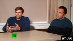 روسلان بوشیروف (سمت چپ) همراه با الکساندر پتروف در مصاحبه با تلویزیون راشا تودی.