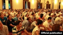Верующие собрались на молитву в Рамазан в мечети «Чимир ата» в Ташкенте.
