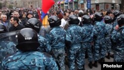 Полиция охраняет порядок во время акции протеста оппозиции в центре Еревана, апрель 2011 г.
