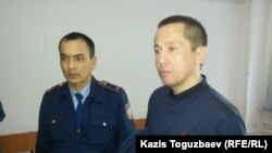 Гражданский активист Асет Абишев (справа) на суде по его делу. 