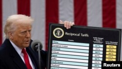 Дональд Трамп з табліцай новых тарыфаў