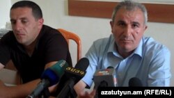 Представитель Ширакского областного комитета АРФД Геворг Алекян (слева) и заместитель начальника финансово-экономического управления Ширакской областной администрации Овсеп Симонян на встрече с журналистами, 30 июля 2012 г.. 