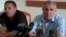 Представитель Ширакского областного комитета АРФД Геворг Алекян (слева) и заместитель начальника финансово-экономического управления Ширакской областной администрации Овсеп Симонян на встрече с журналистами, 30 июля 2012 г.. 