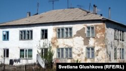 Один из жилых домов в селе Бектау. Акмолинская область, май 2012 года.  