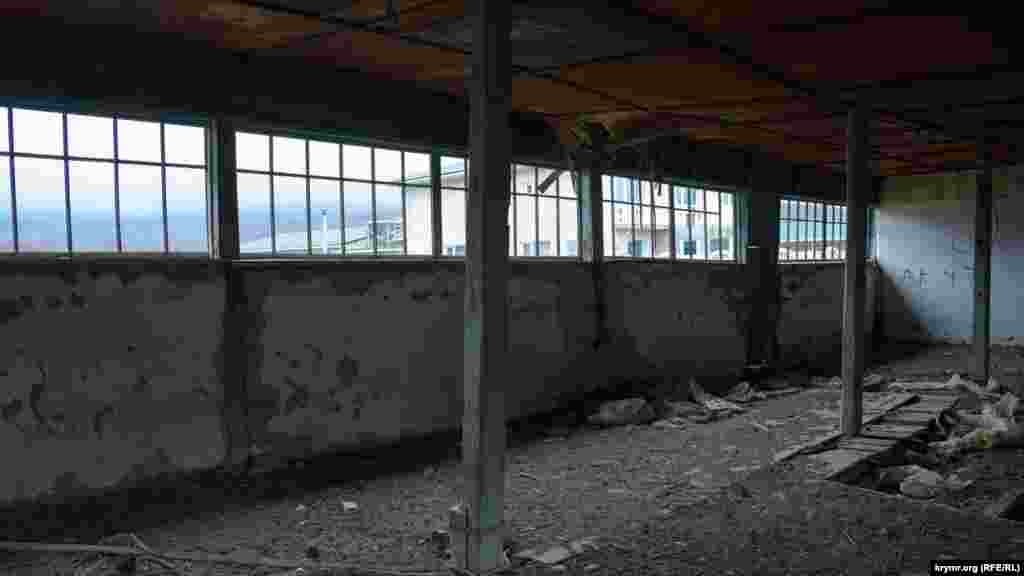 И сарай, где рабочие сушили табак