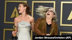 Елена Андрейчева (ліворуч) зі своїм «Оскаром»