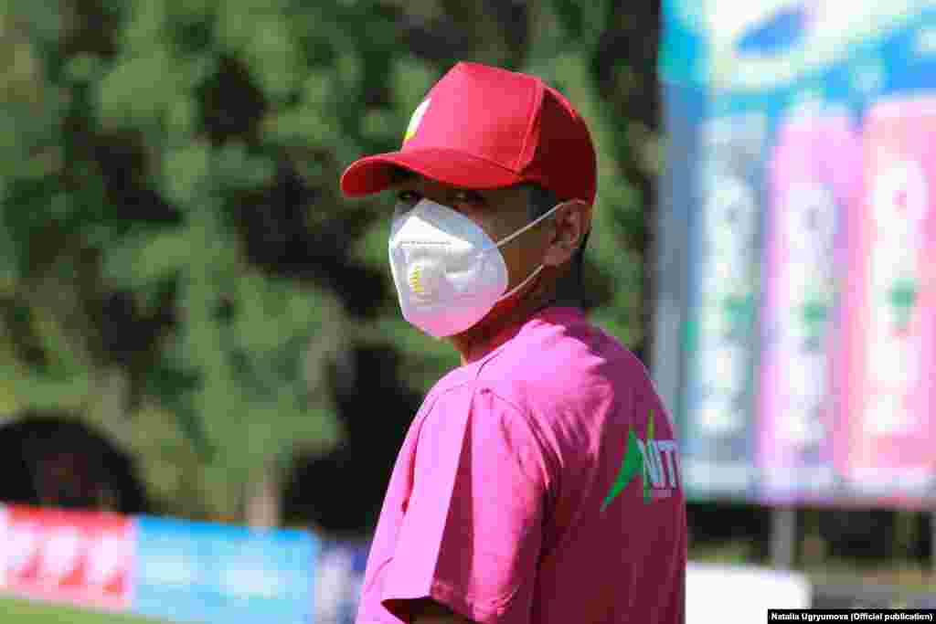 Жыл башында Кыргызстандын футбол боюнча жогорку лигасы болуп саналган Кыргыз премьер-лигасынын (Кыргызстандын футбол боюнча чемпионатынын аталышы) быйылкы сезонунда тогуз команда ойной турганы айтылган. Бирок Ысык-Көлдүн&nbsp;&laquo;Лидер&raquo; футбол клубу каражаттын тартыштыгынан улам&nbsp;20-июнда чемпионатка катыша албай турганын жарыялаган.