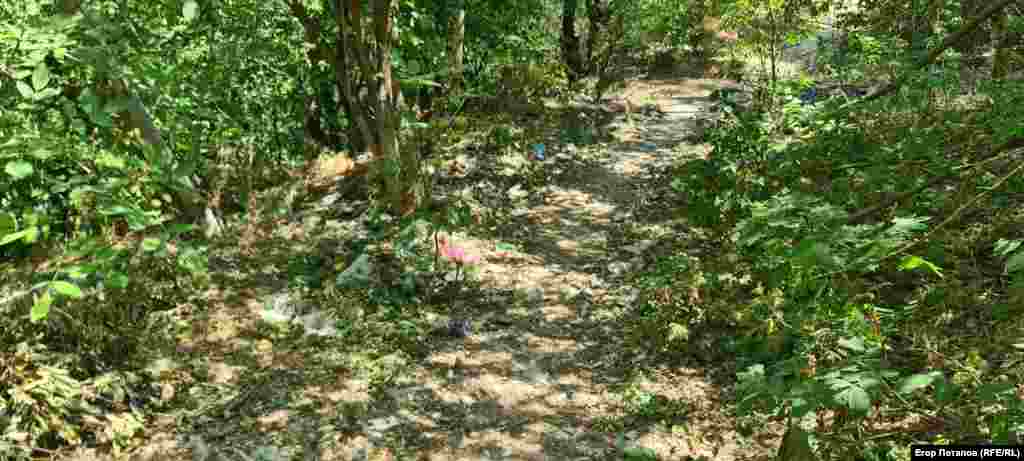 Незважаючи на те, що Чокурча розташована в межах міста, добиратися до неї доводиться недоглянутими стежками