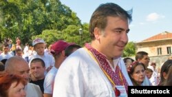 «Молодые юристы» считают, что своими действиями Саакашвили нарушил часть избирательного законодательства, которая запрещает предвыборную агитацию иностранцам