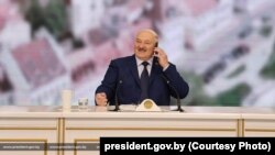Аляксандар Лукашэнка прадэманстраваў свой тэлефон на сустрэчы з студэнтамі 27 верасьня 2024, ілюстрацыййнае фота