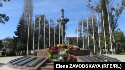 Президент Рауль Хаджимба и другие руководители республики возложили цветы к Мемориалу боевой славы в центре Сухума