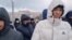 "Мәселемізді шешуге ешкім келген жоқ". Ақтаудағы алаңда тұрған наразы адамның пікірі