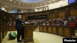 Премьер-министр Никол Пашинян в парламенте (архив)