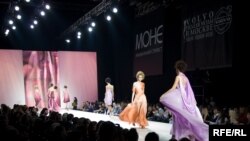 Türkmenistanly dizaýner Wepa Söýüniň kolleksiýasy Moskwadaky “Moda hepdeliginde”, 22-nji oktýabr, 2009 ý. 