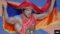 Артур Алексанян празднует победу Олимпийских играх в Бразилии (архив)