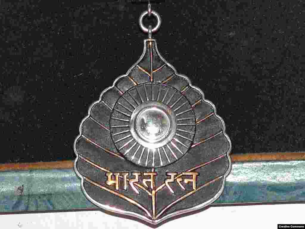 Орден &laquo;Скарб Індії&raquo;. &nbsp; Знак у платиновій оправі має форму листка фігового дерева. Рослина вважається священною, тому що Будда, за легендою, досяг просвітління, медитуючи під таким деревом Бодгі. Напис на хінді говорить: &laquo;Бхарат Ратна&raquo; (Скарб Індії). Щорічно таку нагороду отримують до трьох осіб