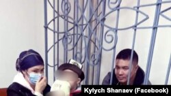  Тилекмат Кудайберген уулу (Куренов) сот залында. Сүрөт архивден. 