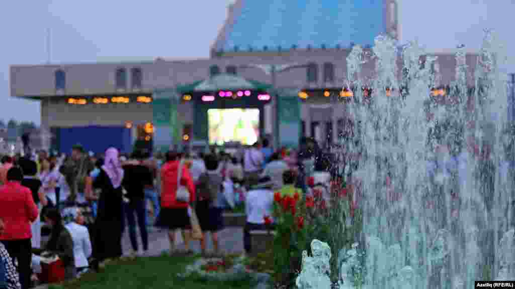 Камал театры каршындагы халык